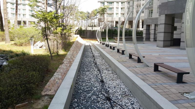 단지 내 위치한 공원으로 산책로와 입주민 운동시설들이 배치되어 있고 분수대 및 수변시설이 설치되어 있어 편리하게 이용하실 수 있어요