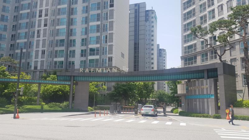단지의 이미지를 높여주고 아파트 가치를 드높여 주는 멋스러운 대형 문주가 마련된 정문이에요