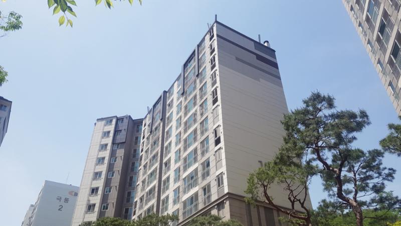고급스러운 디자인과 차별화된 분위기로 단지의 품격을 한층 더 높이는 래미안옥수리버젠 아파트 단지전경 모습이에요