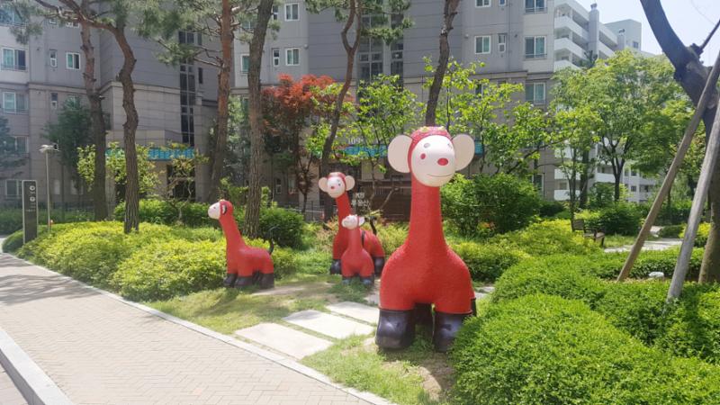 단지 곳곳에 잘 관리된 화단과 다양한 조형물이 갖춰져 있어 보는 재미가 있는 단지 전경이에요