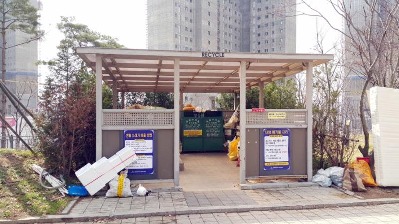 지붕이 있어 우천시에도 편리한 이용이 가능한 분리수거장이에요