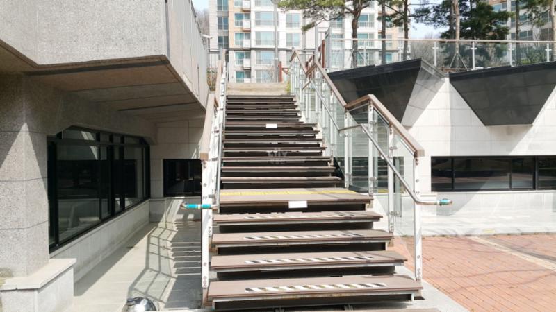 단지 내 위치한 주민출입구입니다