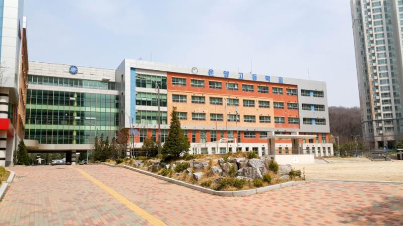단지와 인접한 곳에 교육시설이 위치하고 있어 대중교통을 이용하지 않고도 편안하게 통학이 가능한 거리로 학생들은 편리하게 다닐수 있어서 좋습니다