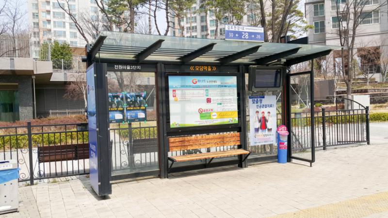 단지 앞에 버스정류장이 위치하고 있어, 이용이 편리하고 다수의 노선이 존재해 출퇴근시 이용이 매우 용이합니다