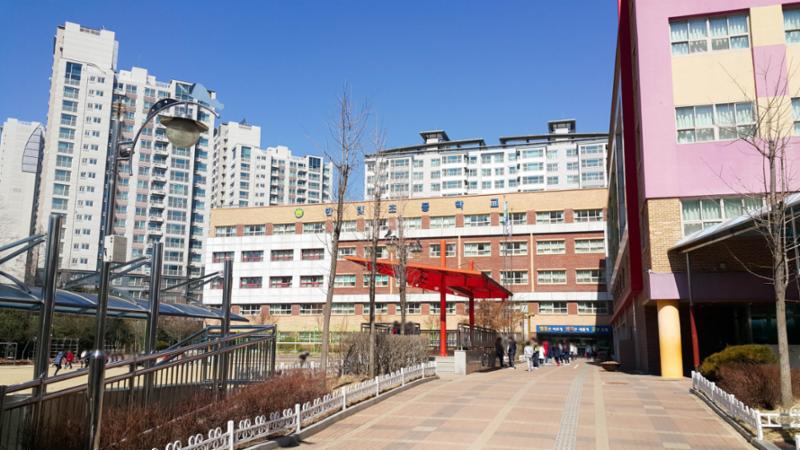 단지에서 도보 7분 거리에 위치해 있는 초등학교입니다