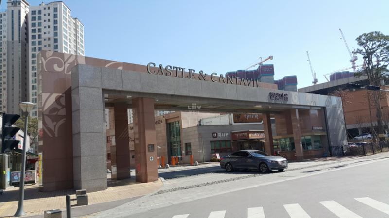 멋스러운 문주가 돋보이는 단지 정문이에요