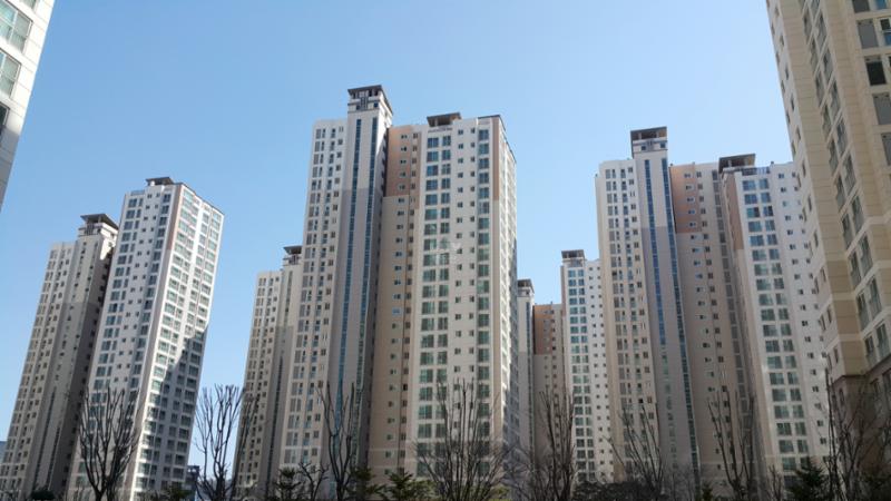 깔끔하고 세련된 단지 전경 사진이에요