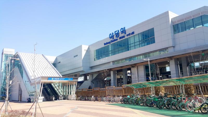 단지 인근 거리에 위치한 경의중앙선 야당역입니다