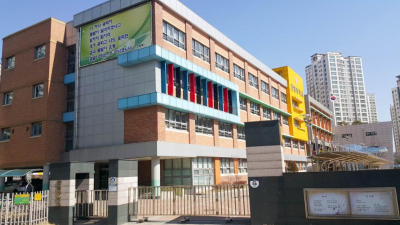 단지 인근 거리에 위치해 있는 한빛중학교입니다