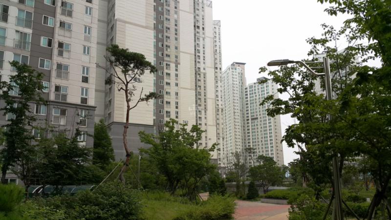 심플한 외관 디자인으로 품격있고 고급스러움이 느껴지는 단지 외관 입니다