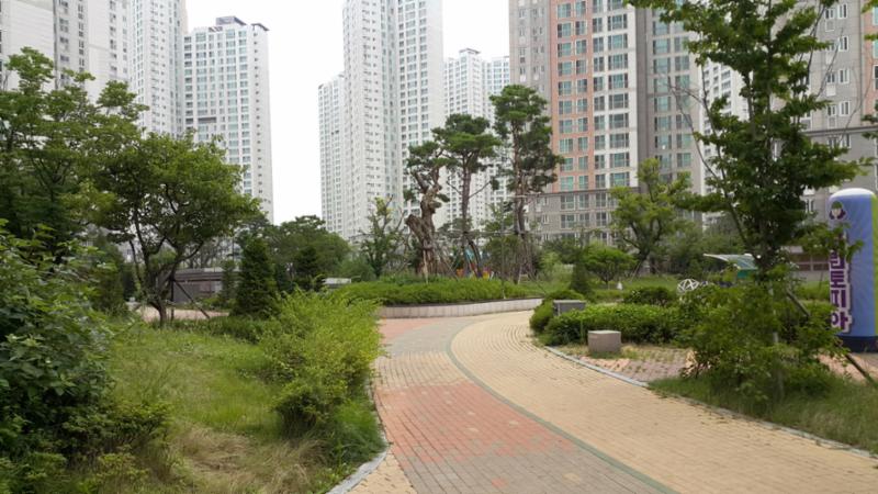 보도블록으로 깔끔하게 마감된 평지로 된 보행로이구요