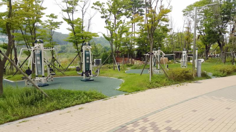 단지 내에 체육시설이 설치되어 있어요
