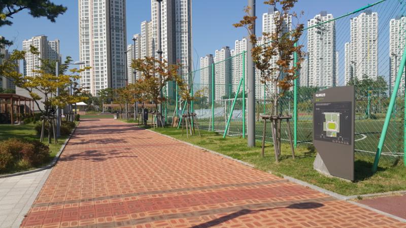 단지 주변에 위치한 공원으로 산책로, 다양한 운동시설, 휴식시설, 공중화장실이 존재해 편리하게 이용하실 수 있습니다