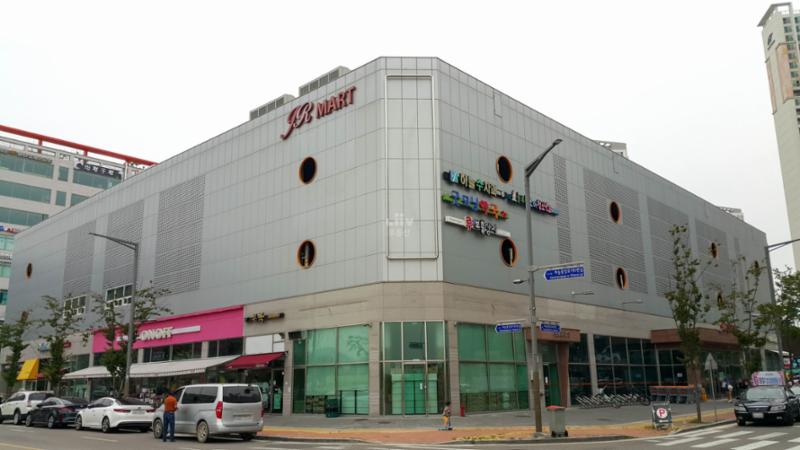 단지 인근에 위치한 진로마트입니다