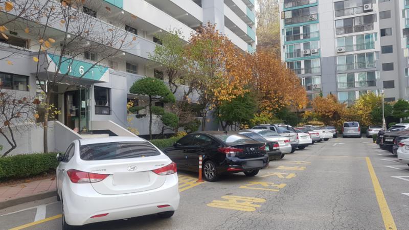 단지와 단지 사이에 넓은 지상 주차공간을 마련하여 집과 주차장의 이동이 편리해요