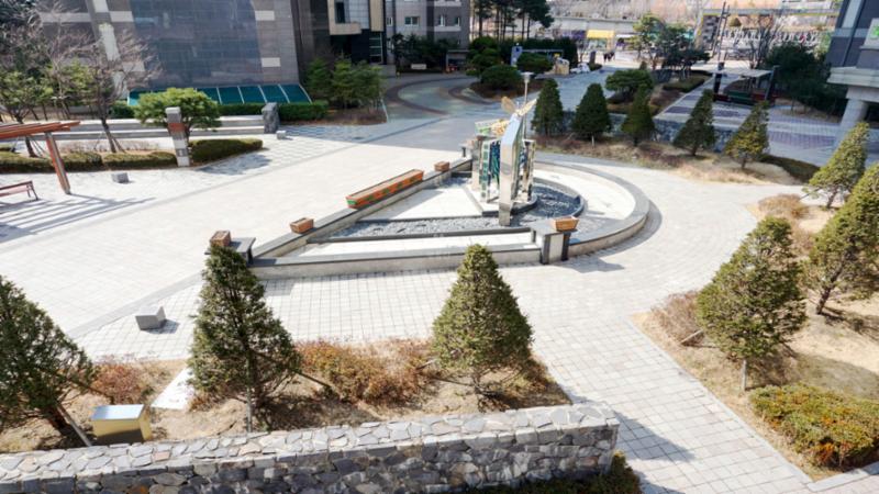 단지 내 조경 모습이에요