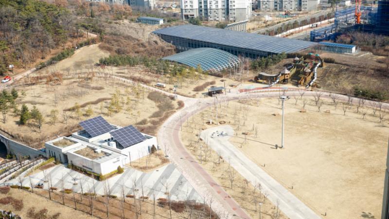 단지 근처에 공원시설이 위치하고 있어 자동차를 이용하지 않고 도보를 이용하여 주말에 가족들과 나들이 가기에 좋을것 같습니다