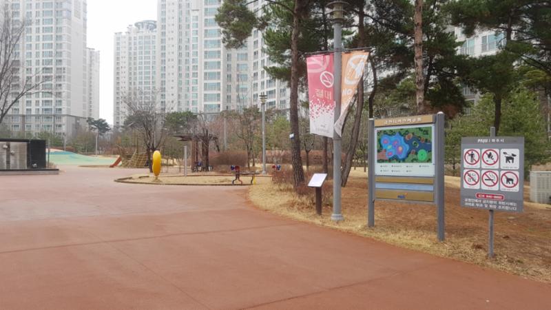 단지 주변에 위치한 금잔디어린이공원입니다