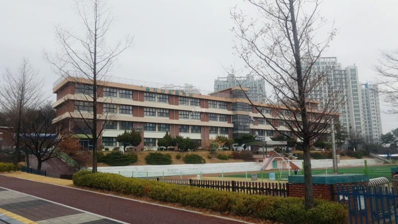 단지 주변으로 배정학교인 지산초등학교가 있습니다
