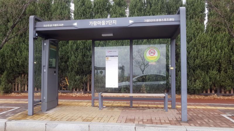 단지 앞에 버스정류장이 위치하고 있어, 이용이 편리하고 다수의 노선(광역버스, 시내버스, 마을버스)이 존재해 출퇴근시 이용이 매우 용이합니다