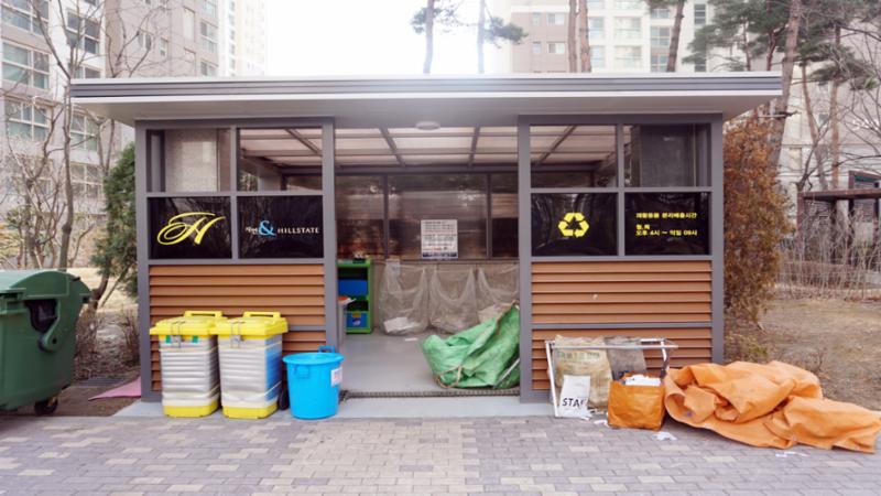 입주민들의 생활편의를 위하여 재활용 분리수거장을 야외에 별도로 설치하여 편의를 높였으며, 단지를 깨끗하게 관리할 수 있어요