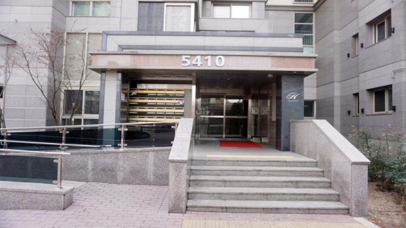 고급스러운 디자인의 공용현관 입구에요