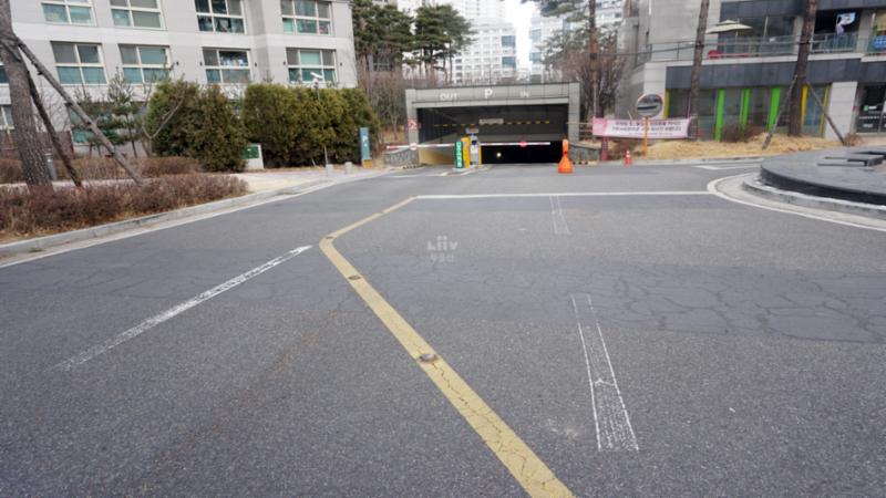 단지를 내부를 가로지르는 단지 내 도로에요