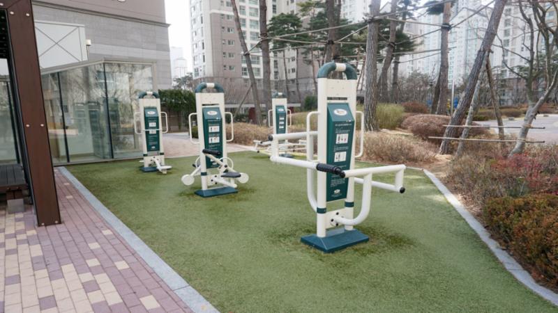 단지 내에 운동시설이 설치되어 있어요