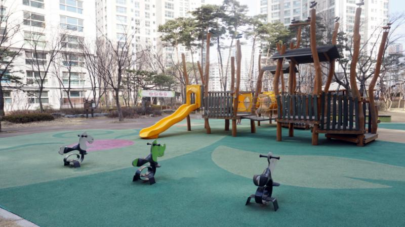 안전 바닥재를 설치한 어린이놀이터에요
