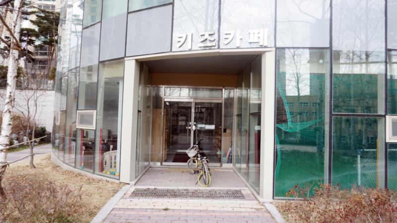 단지 내 각종 커뮤니티시설로 키즈카페, 도서관,독서실 등 배치해 입주민 간의 돈독한 유대 관계를 형성할 수 있도록 신경 쓴 모습이군요