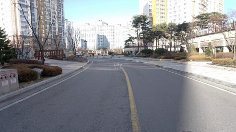 단지 내 도로가 넓어 도로이용에 불편이 없어요