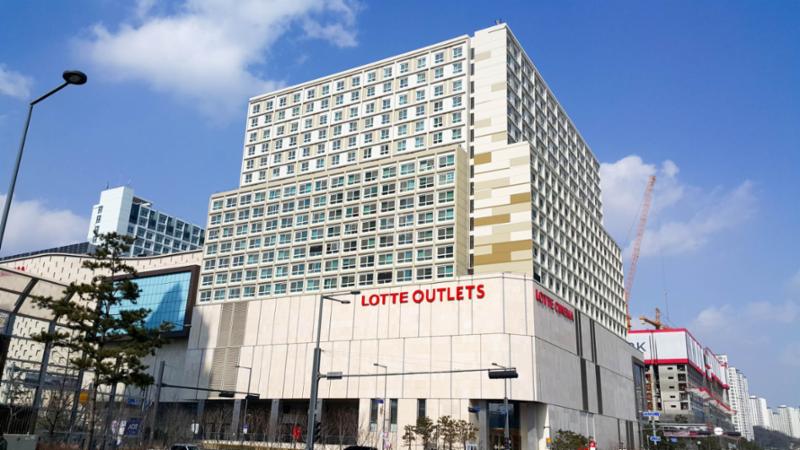 단지 주변에 위치한 롯데아울렛 광교점 입니다