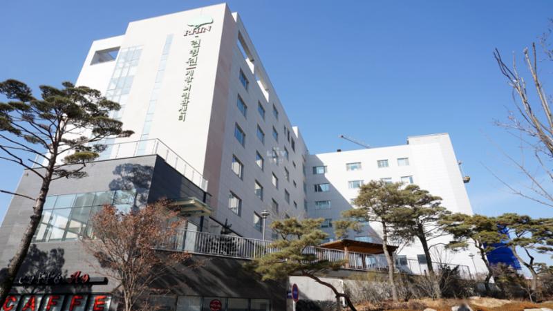 단지 근방에 있는 의료시설로써 가까운 곳에 위치하고 있으며, 응급상황 발생시에도 신속하게 조치를 받을수 있어서 편리하게 이용이 가능할 것 같습니다