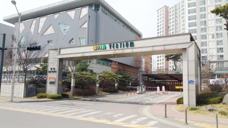 멋스러운 문주가 돋보이는 단지 정문이에요