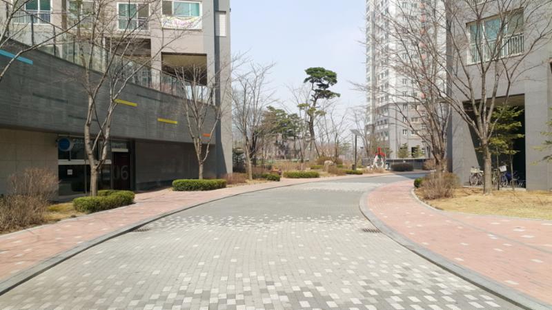 단지를 따라 걸으며 자연을 느낄 수 있는 쾌적한 단지 내 산책로고요