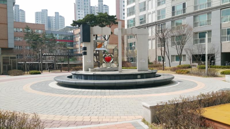 단지 내 미니공원을 조성하여 주민들의 만족도가 높아요