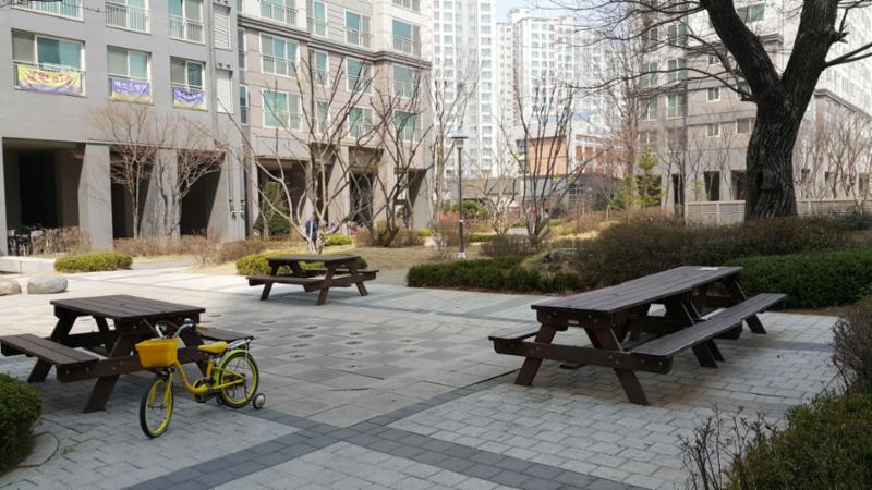 단지 내에서 즐겁고 여유로운 시간을 보낼 수 있는 쉼터 공간이에요