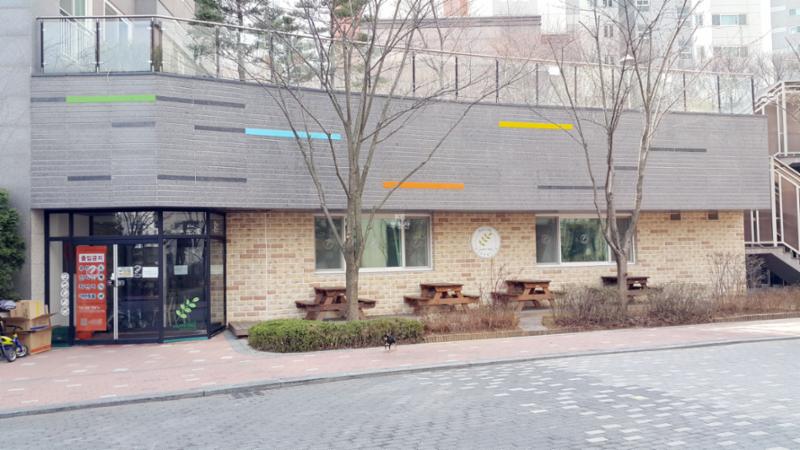 단지 내 위치한 편의시설인 북카페입니다