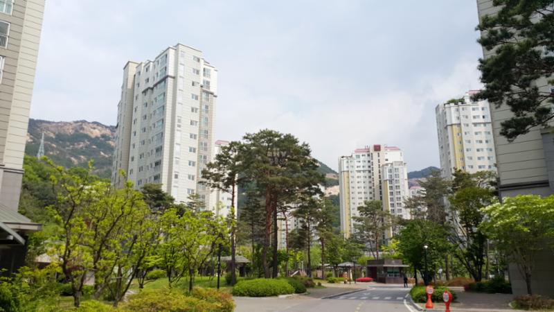 은평뉴타운폭포동힐스테이트4-2단지의 깔끔하고 세련된 단지 전경이에요