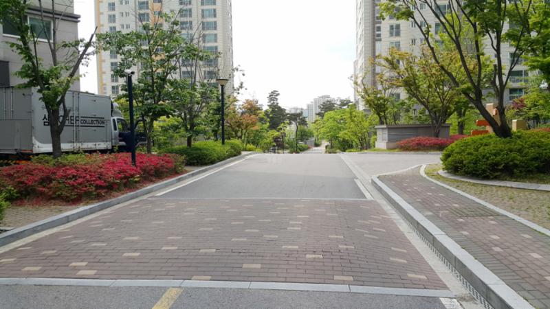 단지를 관통하여 이어져 있는 단지 내 도로예요