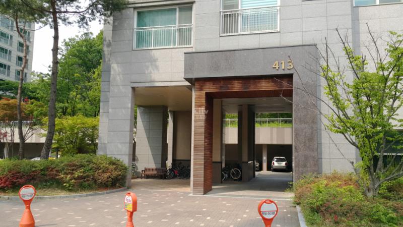 동수가 대리석 위에 고급스럽게 새겨진 공용현관이에요