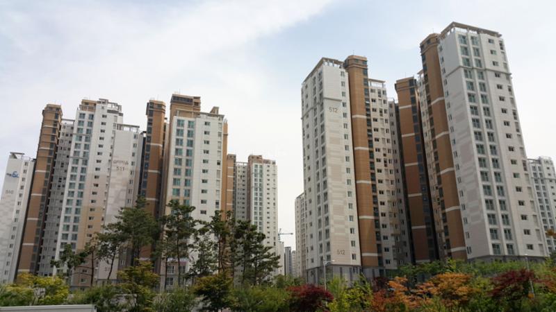 신축 단지답게 세련된 단지 외관 디자인이 돋보이며 깨끗한 외관 상태를 보여주고 있어요