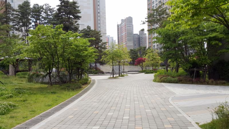 아파트와 연결되어 있는 산책로가 조성되어 있어요