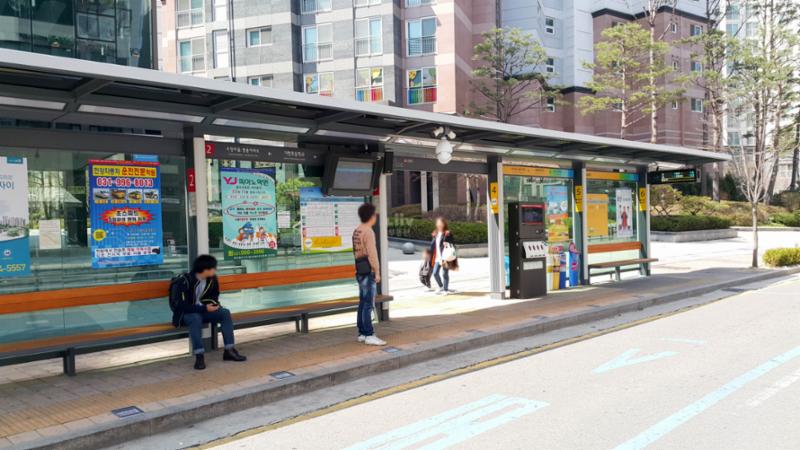 아파트 단지 인근에 위치한 버스정류장 모습입니다