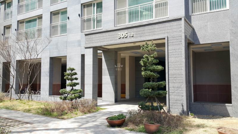 고급스러운 디자인의 공용현관 입구이에요