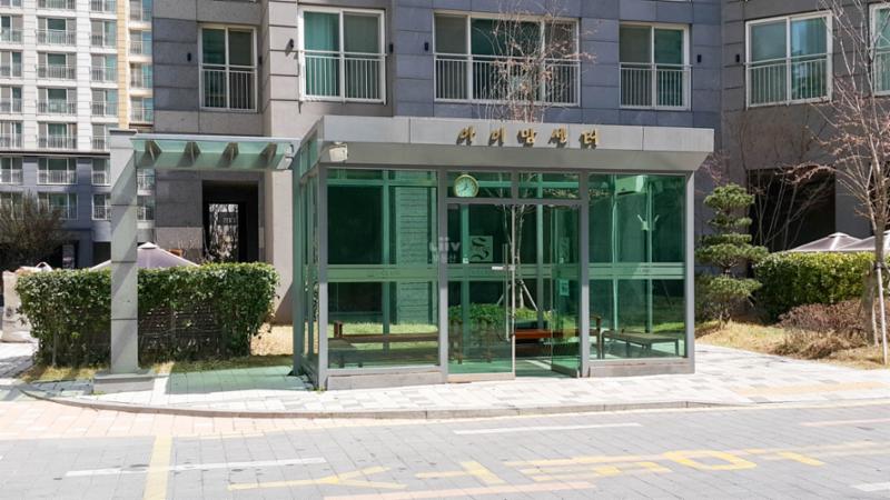 단지 정문 차량 교차로에 설치되어 있는 아이맘센터입니다