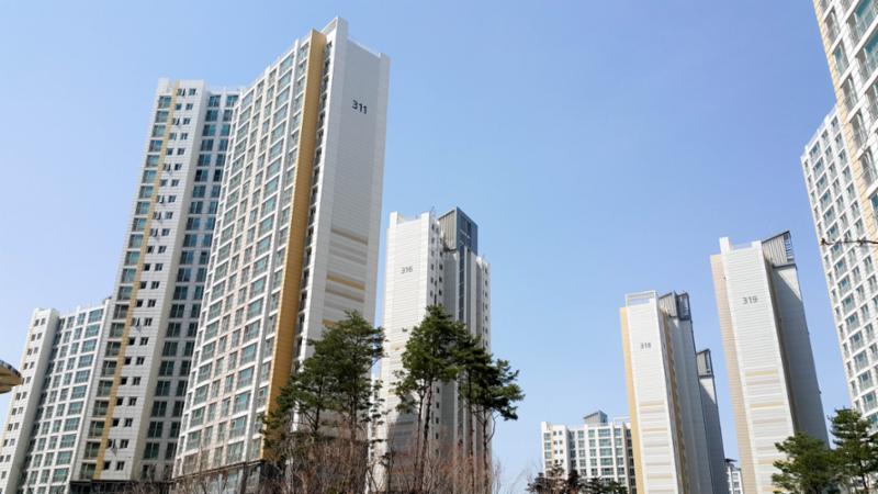 중흥클래스 특유의 색채와 디자인이 묻어 있는 단지 외형이에요