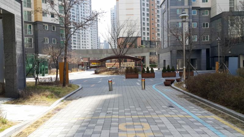 단지 내부를 가로지르는 도로입니다