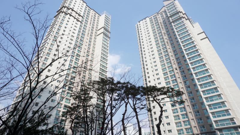 단지 주변에 위치한 지하철 신분당선 광교(아주대)역이 인접해 있는 대중교통 이용이 편리한 단지에요
