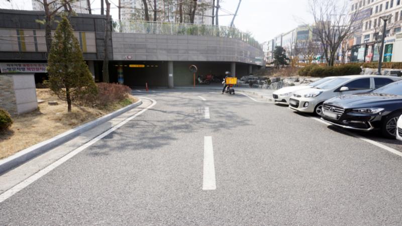 지하 주차장으로 바로 출입할 수 있는 단지 내 도로에요